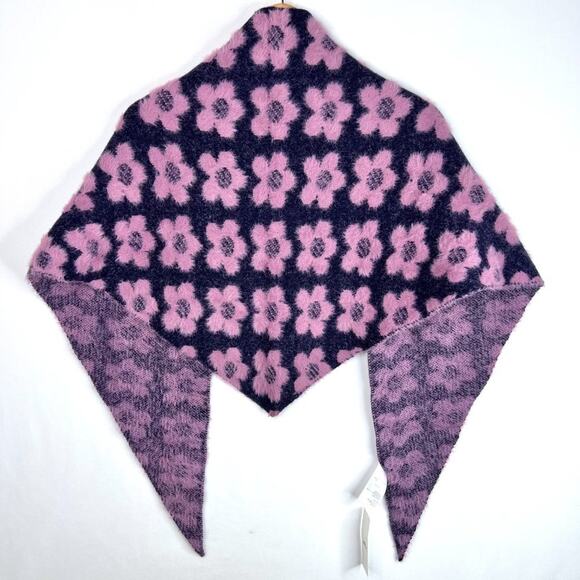 NWT Urban Outfitters Ellie Fuzzy Knit Flower Triangle Scarf - Picture 6 of 9